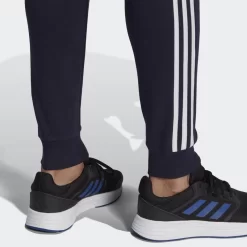 ADIDAS Essentials Fleece Fitted 3-Stripes Broek -Trend Kledij Verkoop essentials fleece fitted 3 stripes broek 4