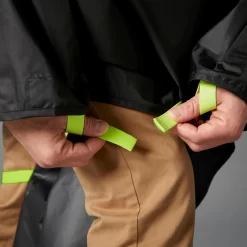 BTWIN FIETSPONCHO STAD ZICHTBAAR OVERDAG 120 ZWART/FLUOGEEL -Trend Kledij Verkoop fietsponcho stad zichtbaar overdag 120 zwartfluogeel 4